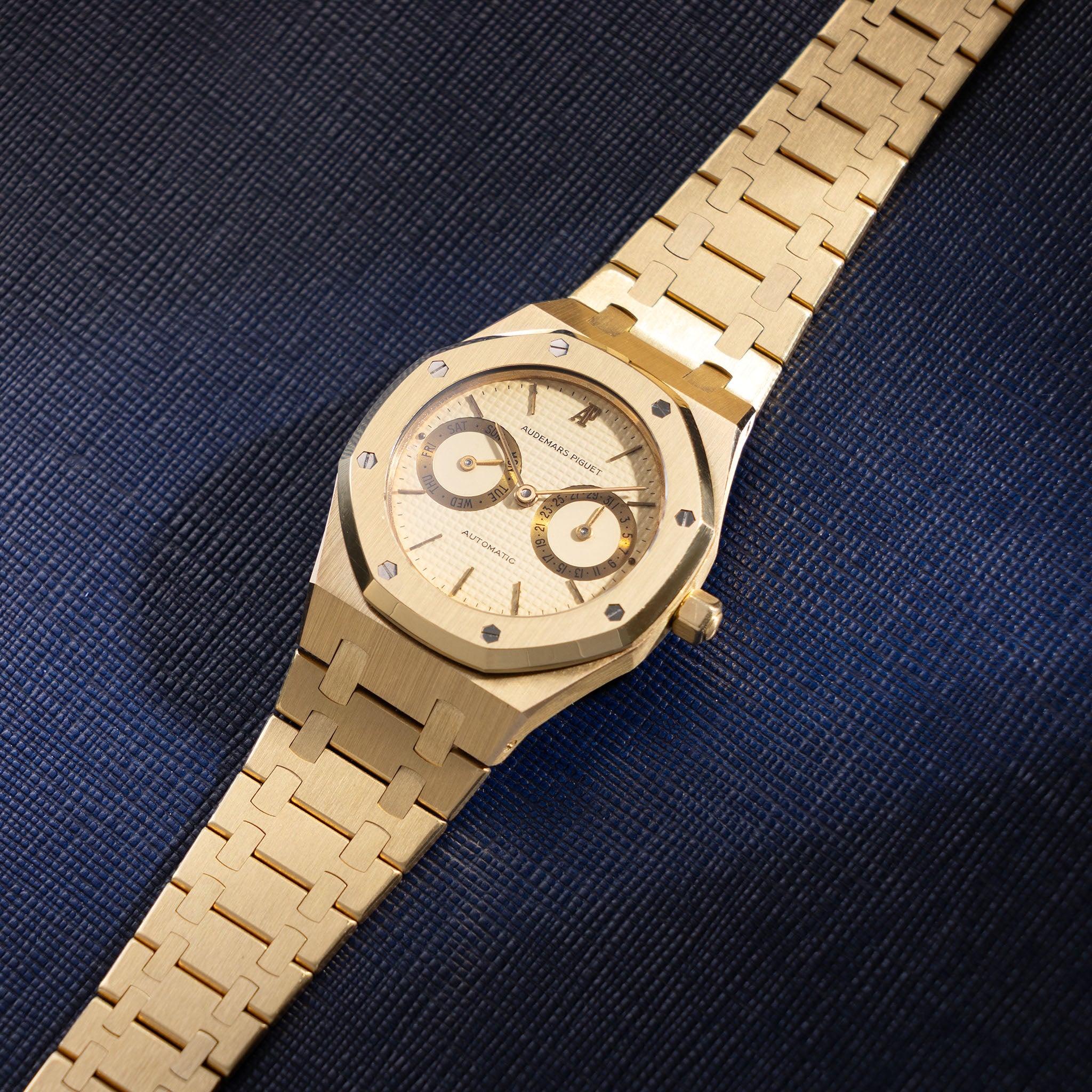 Audemars Piquet Royal Oak Day date "Owl " in 18 k yellow gold ref 5572BA Cream dial