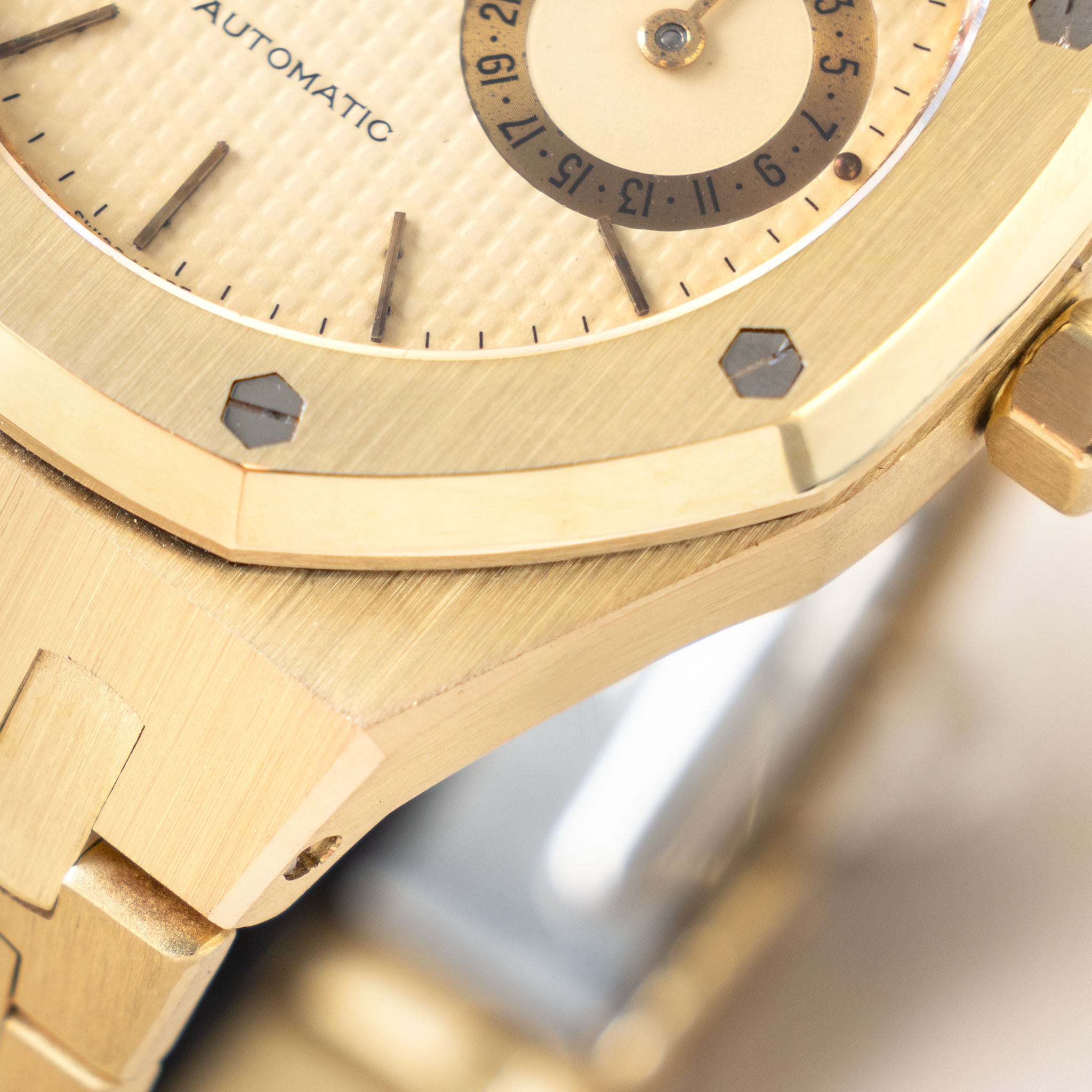 Audemars Piquet Royal Oak Day date "Owl " in 18 k yellow gold ref 5572BA Cream dial