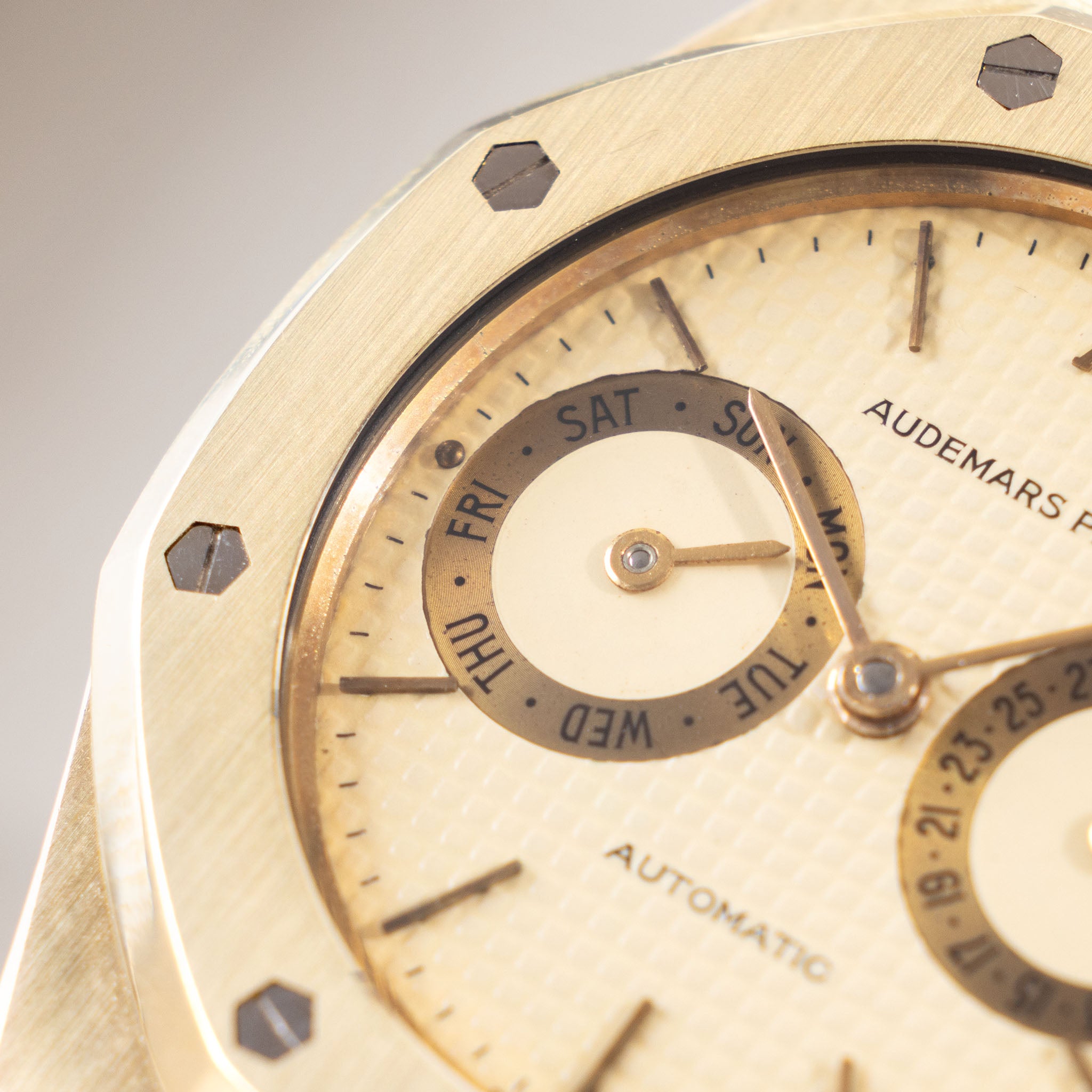 Audemars Piquet Royal Oak Day date "Owl " in 18 k yellow gold ref 5572BA Cream dial