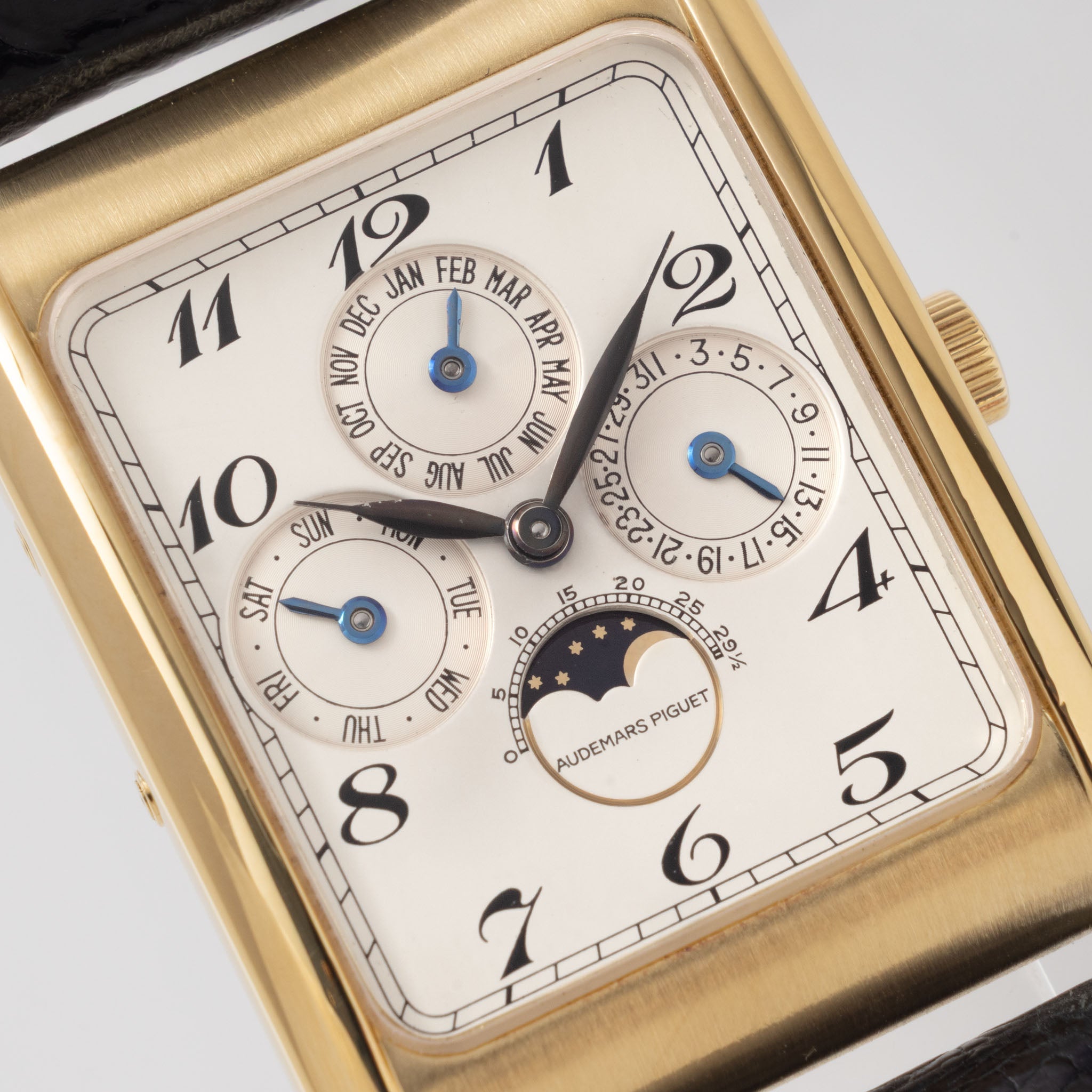 Audemars Piguet Quantième Perpetual Edward Piguet Cream Dial in 18k yellow gold ref. 25682BA