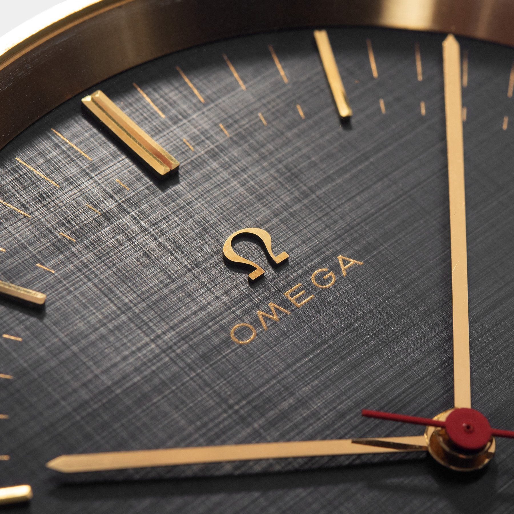 Omega Truncated Line Desk Clock Reference 5565