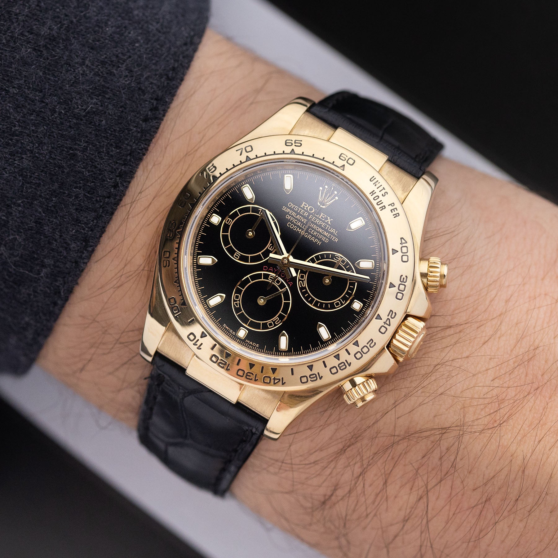 Rolex daytona hotsell gold black