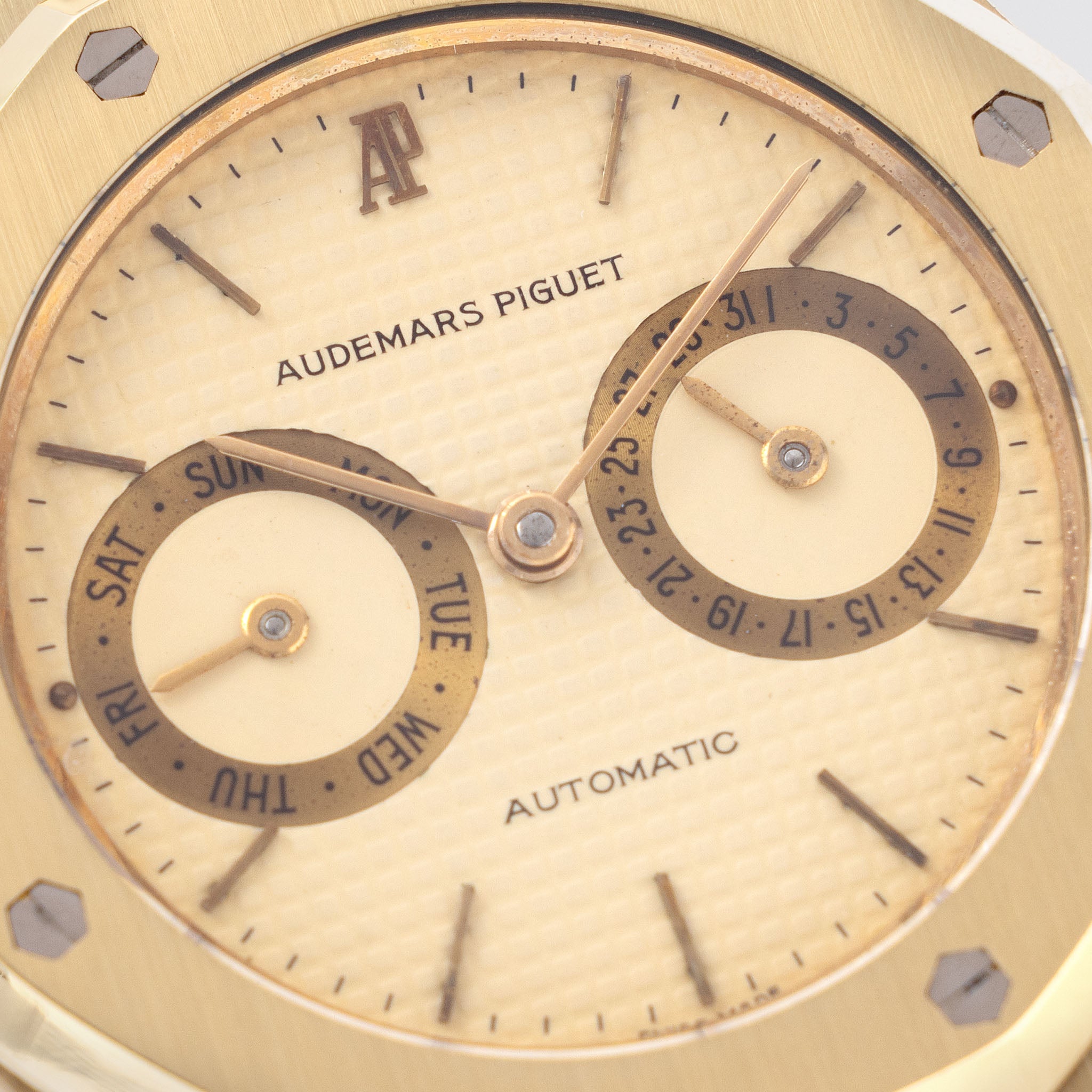 Audemars Piquet Royal Oak Day date "Owl " in 18 k yellow gold ref 5572BA Cream dial