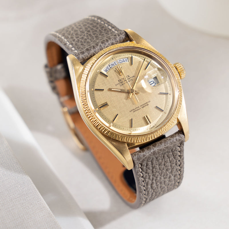 https://bulangandsons.eu/cdn/shop/files/W-2727RolexDay-dateLinnendialBarkref1807_001_008_1x1_622335f6-d9b9-4fbc-b939-6c8c9d162003.jpg?v=1716350781&width=800