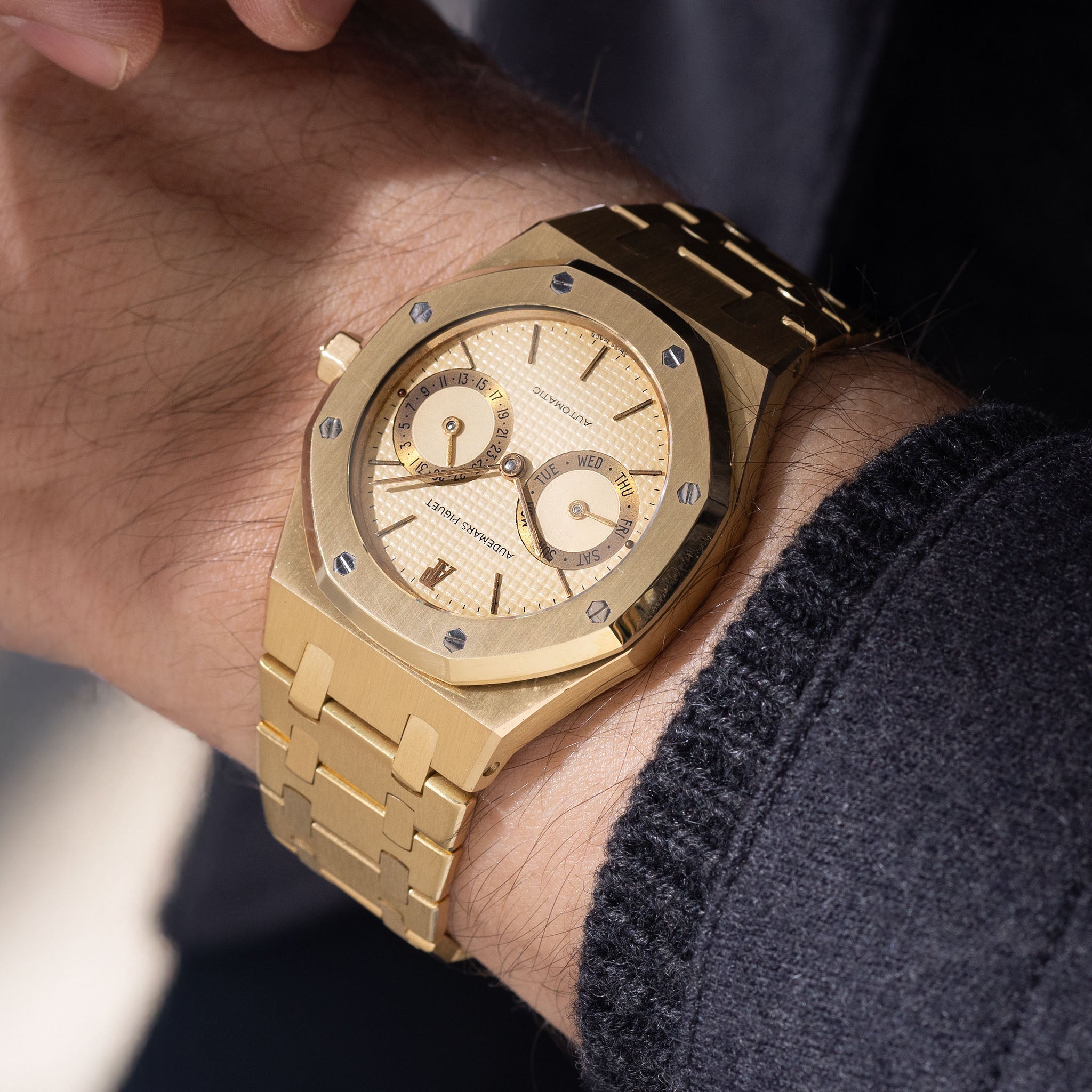 Audemars Piquet Royal Oak Day date "Owl " in 18 k yellow gold ref 5572BA Cream dial