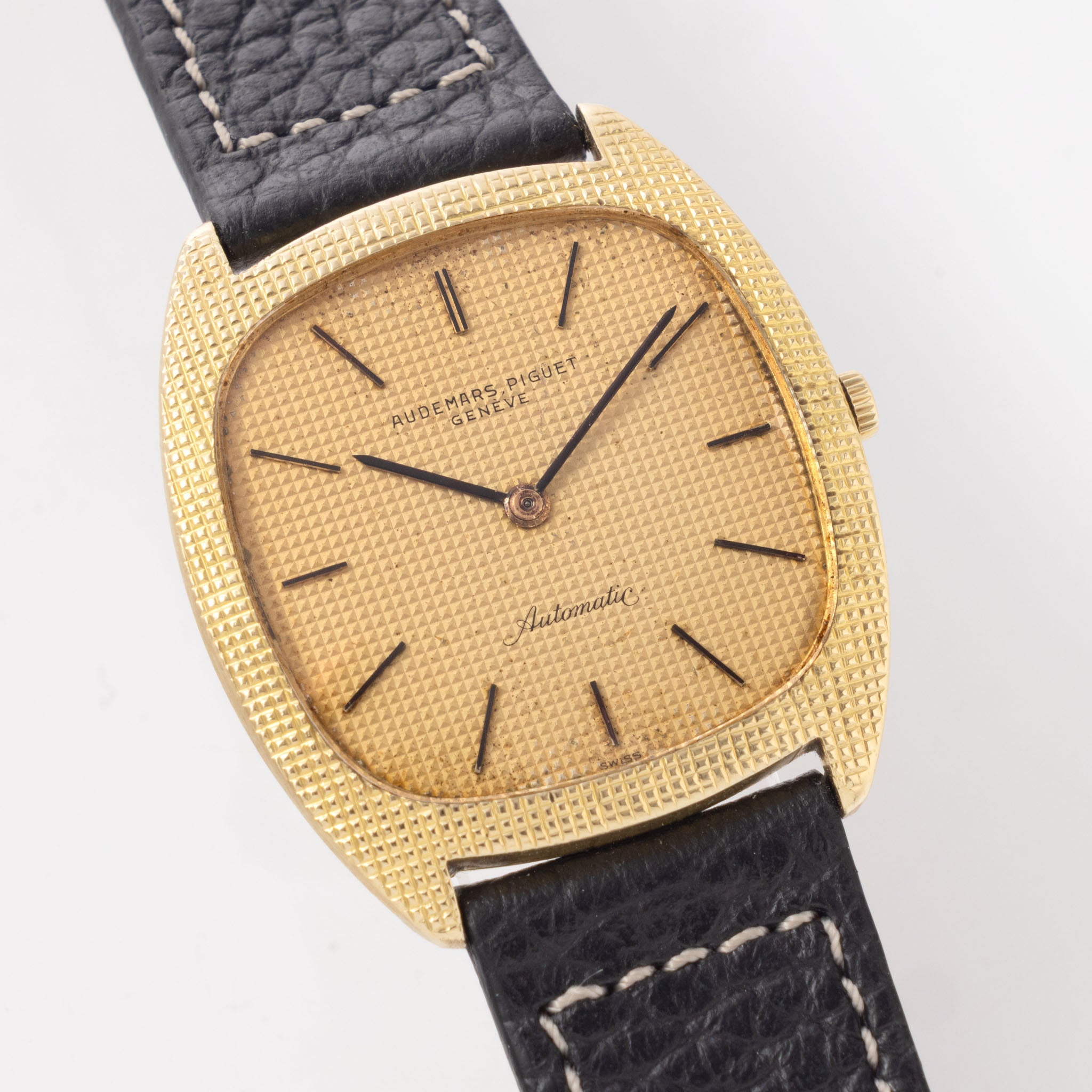 Audemars Piguet 18 k yellow gold Ultra thin dress watch Clous de Paris  finish ref 5279